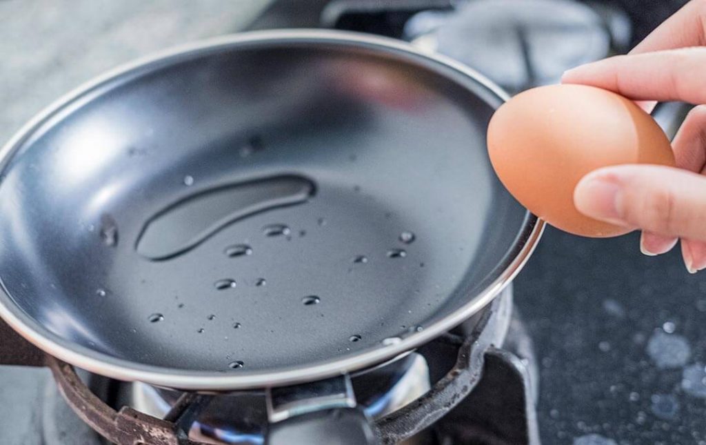 how-to-cook-scrambled-eggs-in-stainless-steel-pan-kitchenviva